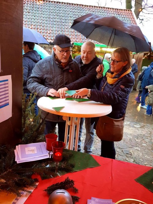 Puzzeln auf dem Weihnachtsmarkt