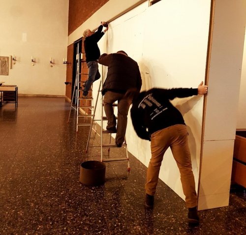Die provisorischen Wände werden abgebaut.