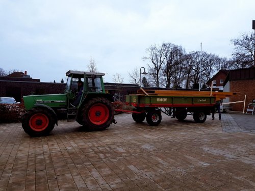 ...und ein Teil davon mit dem Traktor weggebracht, um daraus Hocker zu bauen.
