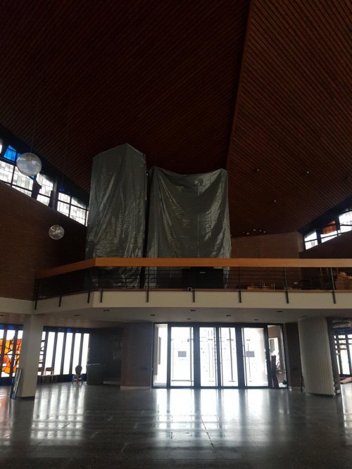Zum Schutz vor Schmutz wurde die Orgel sicher eingehaust.