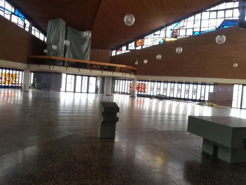 Die komplett ausgeräumte Kirche.