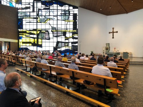 Auf Abstand und doch gut gefüllt: die Kirche im Jubiläumsgottesdienst
