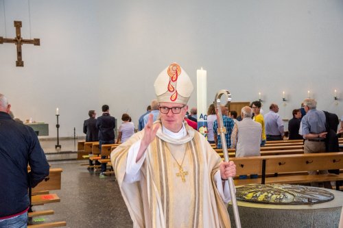Bischöflicher Segen am Ende der Feier