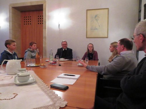 Gespräch mit dem Bischof und dem Kibo