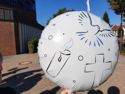 Ballon als Zeichen für den Heiligen Geist, der bewegt.