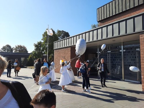 	Draußen nach dem Dankgottesdienst am Montagmorgen.
