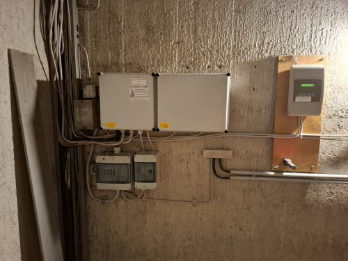 Elektroinstallation oben im Kirchturm, wo der vermeintliche Fehler liegen könnte.