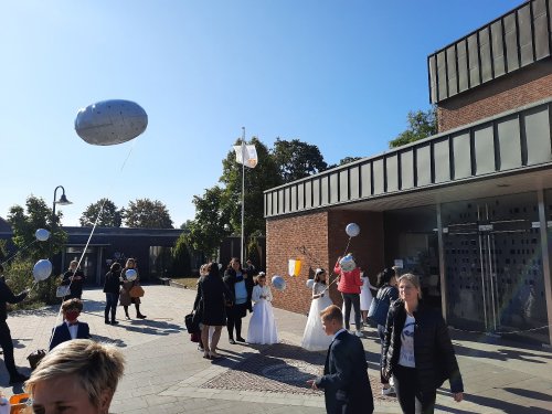 Draußen nach dem Dankgottesdienst am Montagmorgen.