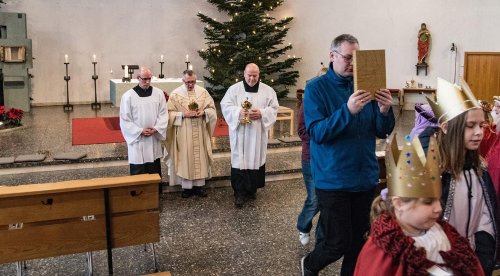 Das Lektionar und das Allerheiligste ziehen aus der Kirche aus.
