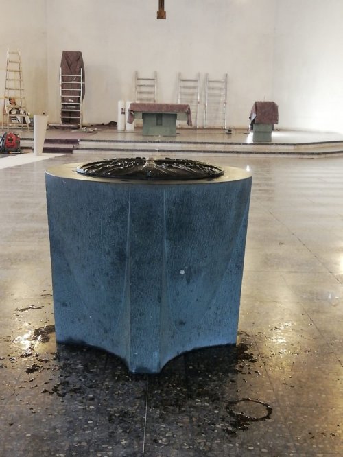 Der Taufbrunnen am neuen zentralen Ort in der Kirche.