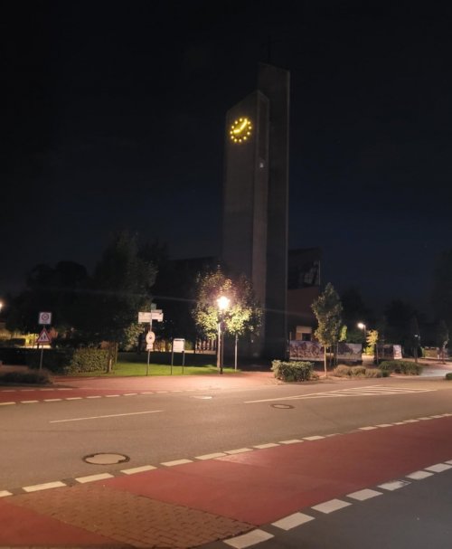Der Kirchturm der Kirche in Spelle wird derzeit nicht angestrahlt.