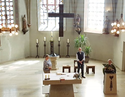 Lünne: P. Schnakenberg verabschiedet Maria Dülmer, Lektorin und Carl Lüttmann, Kommunionhelfer
