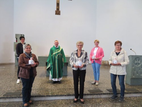 Spelle: P. Pöttering verabschiedete Therese Frie, Küsterin; Marianne Baumann u. Carola Gude, Blumenfrauen; Annette Rauen, Wäsche und begrüßte Gisela Luttermann, Küsterin