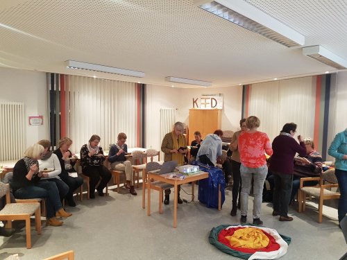 Essen und Entdecken der landestypischen Artikel