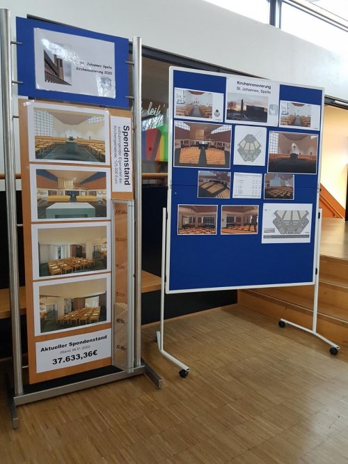 Stellwände mit Informationen im Gemeindehaus Arche.